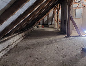 Zateplení stropu bytového domu pomocí foukané izolace